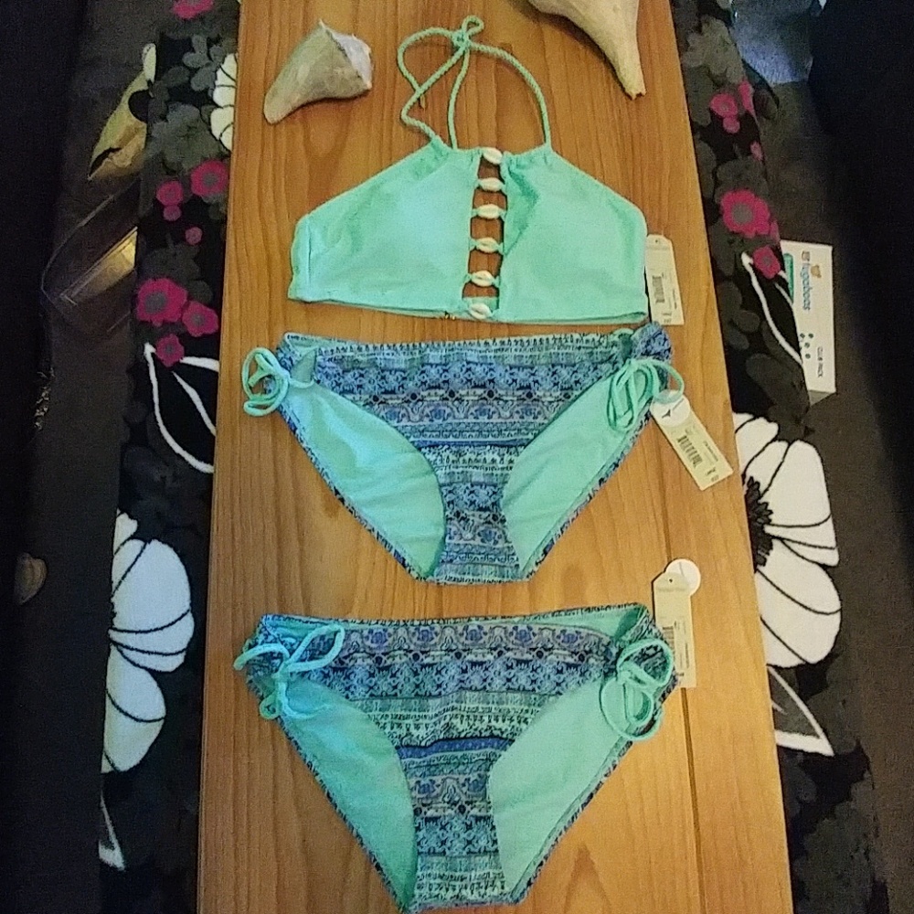 3pc bikini.....I ACCEPT OFFERS SO MAKE THEM!!
